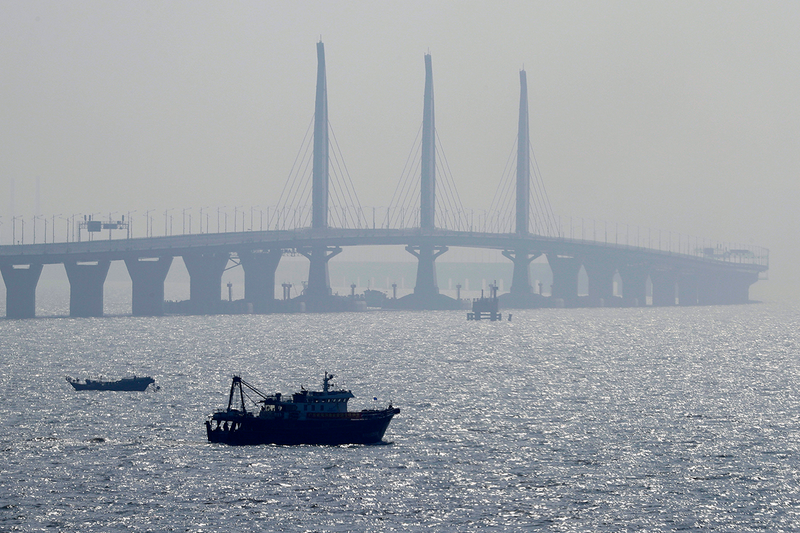 Illustration for article titled China inaugura el puente marítimo más largo del mundo, un monstruo de 55 km y 360.000 toneladas de acero